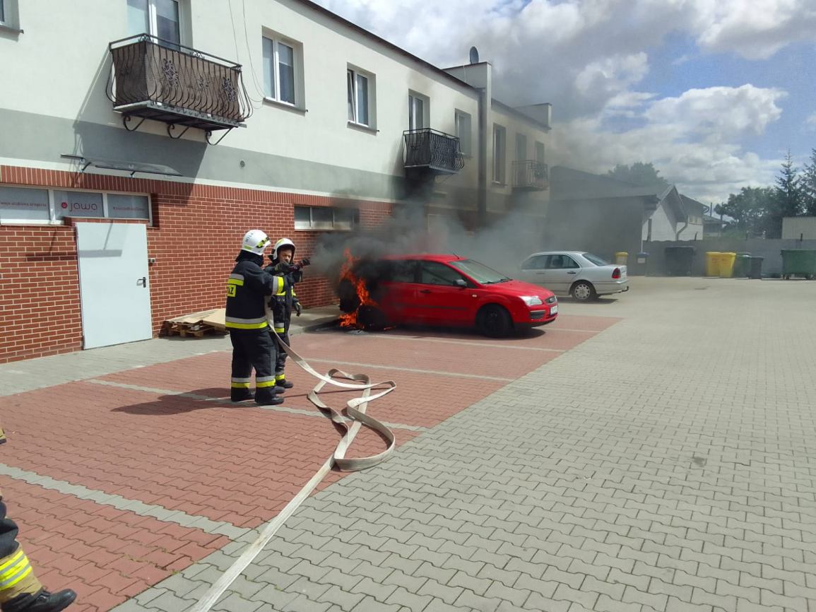 Pożar samochodu na parkingu przy markecie w Czersku. Spłonął cały bagażnik forda
