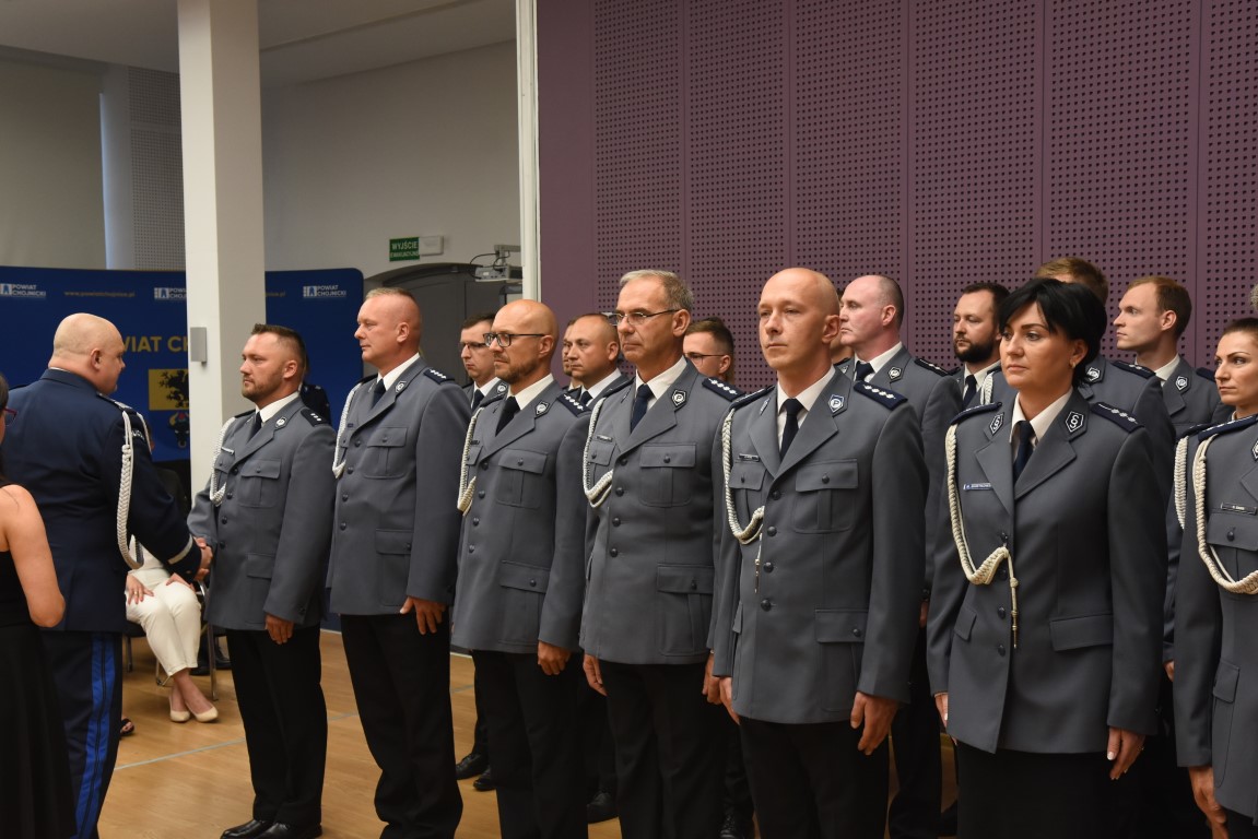 Święto policji w Chojnicach. Były życzenia, awanse oraz poświęcenie nowego radiowozu drogówki FOTO
