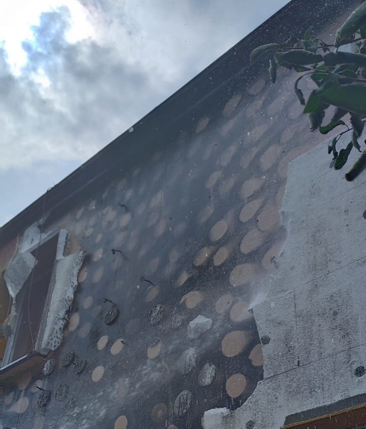Pożar elewacji budynku w Kościerzynie. Okoliczności pożaru ustala teraz policja