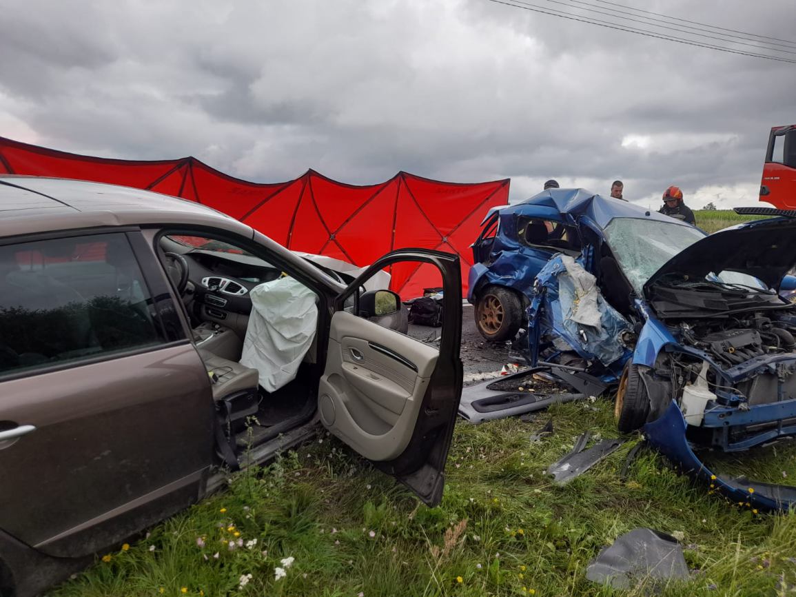 Dwie osoby zginęły w wypadku na drodze krajowej nr 25 w Stołcznie, w gminie Człuchów. Trzy osoby są ranne FOTO, WIDEO