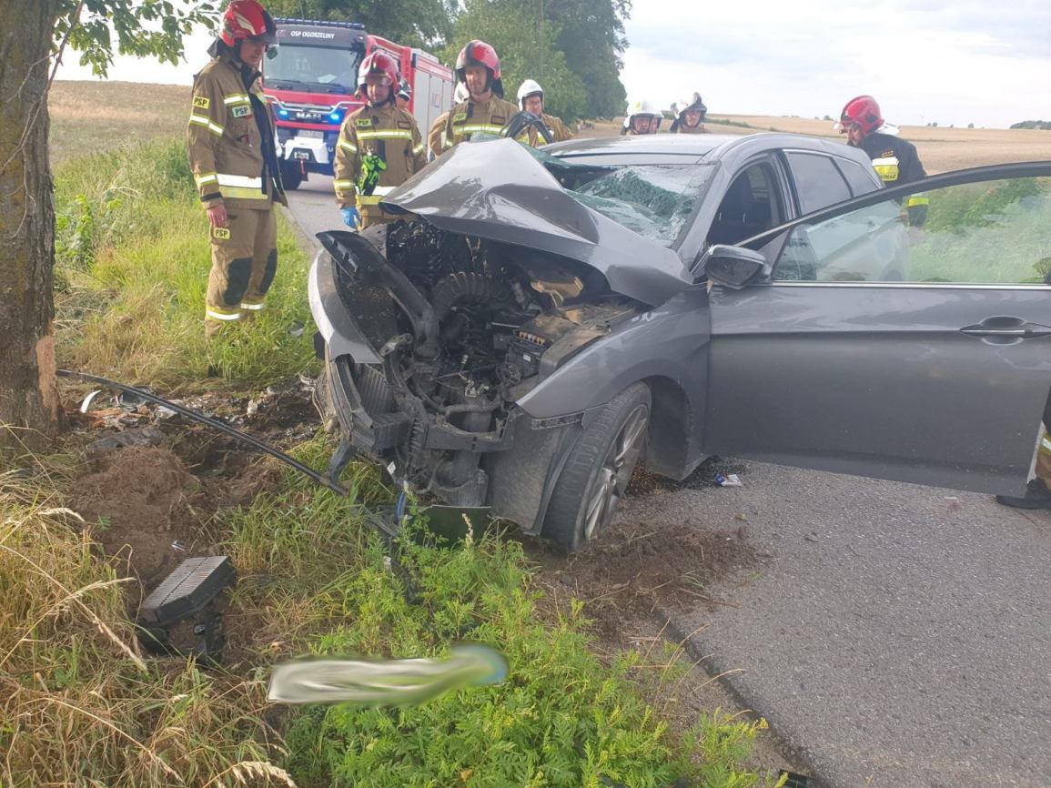 Wypadek na granicy powiatów chojnickiego i sępoleńskiego. Do szpitala trafił kierowca samochodu, który uderzył w drzewo