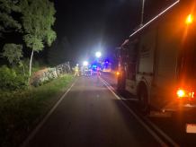 Kierowca ciężarówki nie dostosował prędkości i wypadł z drogi. Kilkugodzinna akcja wyciągania ciężarówki z rowu (AKTUALIZACJA)