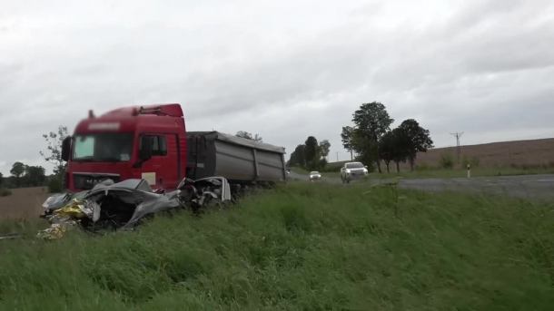 Zjechał ze swojego pasa, uderzył w ciężarówkę. Nie żyje trzech nastolatków