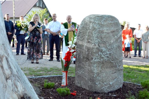 Ponawałnicowy park w Lotyniu w gminie Chojnice ma swoją nazwę i patrona. Jest nim św. Jan Paweł II (FOTO)
