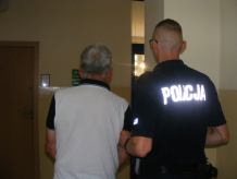 Policja zatrzymała poszukiwanego 70-latka. Nigdy nie miał prawa jazdy, a i tak kolejny raz prowadził auto