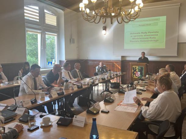 W powiecie kościerskim powstanie Młodzieżowa Rada Powiatu. Dorośli radni przyjęli już odpowiednią uchwałę