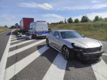 Kierowca porsche uderzył w naczepę ciężarówki. Uszkodził auto i dostał mandat (FOTO)