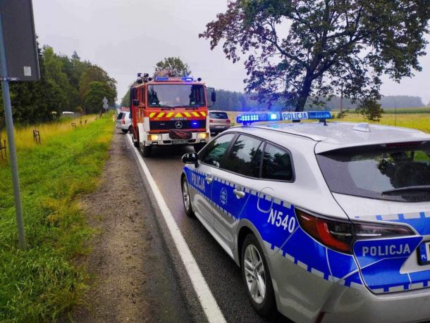 Zaczął hamować przed fotoradarem i zderzył się z innym pojazdem. Kolizja w Kaliskach Kościerskich (FOTO)