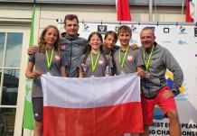 Bartosz Żmudziński i trener Karol Jączkowski z Chojnickiego Klubu Żeglarskiego drużynowymi wicemistrzami Europy