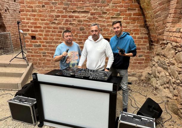 DJ´e z Człuchowa grają na wieży zamkowej. "To dla Marii z Wierzchowa". Zobacz transmisję live