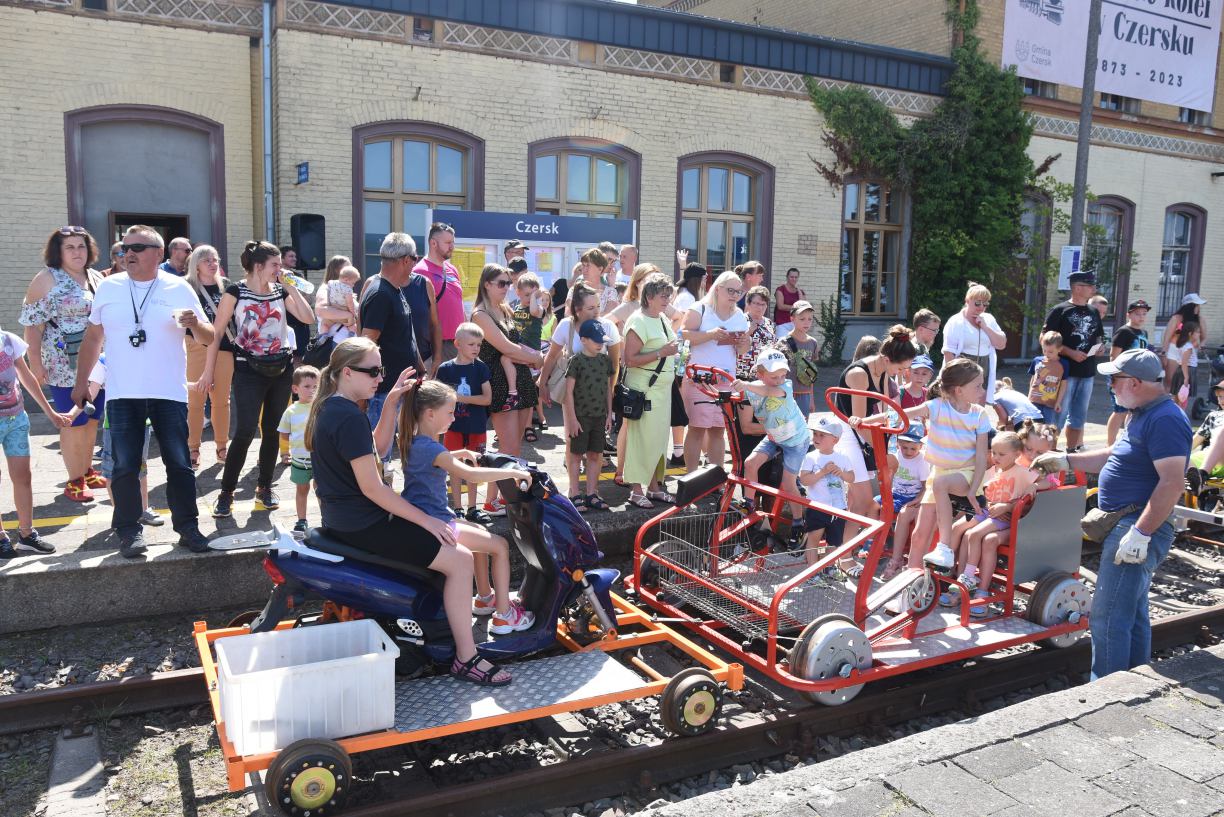 Czersk świętuje 150-lecie kolei w mieście. Piknik kolejowy dzisiaj na dworcu PKP FOTO, ROZMOWY