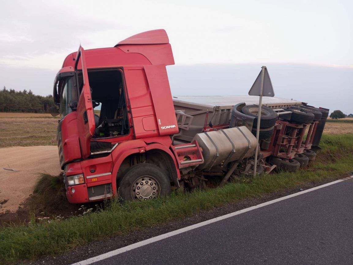 Zderzenie dwóch ciężarówek w Płociczu na drodze krajowej nr 25 Zamarte - Sępólno Krajeńskie