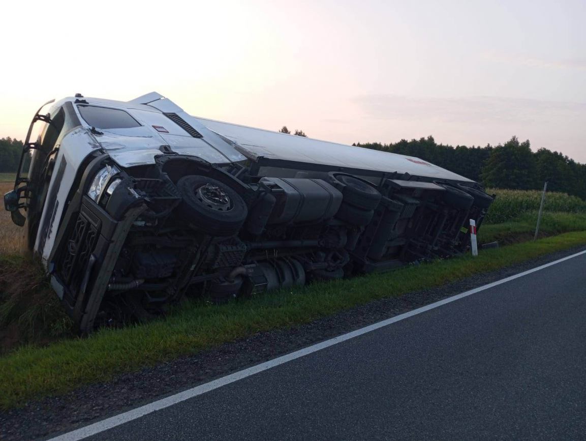 Zderzenie dwóch ciężarówek w Płociczu na drodze krajowej nr 25 Zamarte - Sępólno Krajeńskie