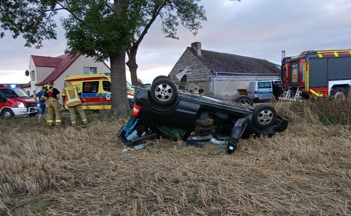 Pijany kierowca dachował w Biskupnicy, w gminie Człuchów FOTO