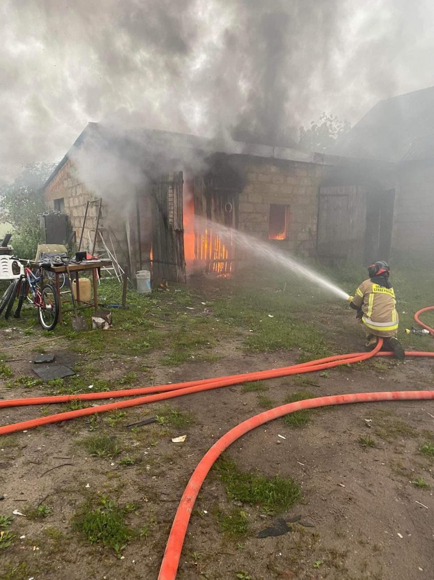Na 70 tys. zł oszacowano wstępnie straty po pożarze w gminie Nowa Karczma. Płonął garaż i samochód