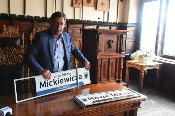 Chojnicki ratusz zaprezentował projekty nowych tablic z nazwami ulic. Wymiana ma potrwać do wiosny