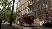W kamienicy oderwał się balkon, nie żyje kobieta. Ewakuowani lokatorzy nie mogą wrócić do mieszkań