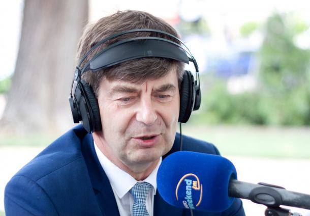 Jerzy Kowalik, tucholski radny powiatowy i doradca wojewody odznaczony przez prezydenta. Medal odbierał na sesji