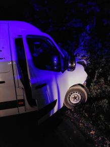 Jedna osoba ranna w wypadku w gm. Nowa Karczma. Auto dostawcze uderzyło tu w drzewo