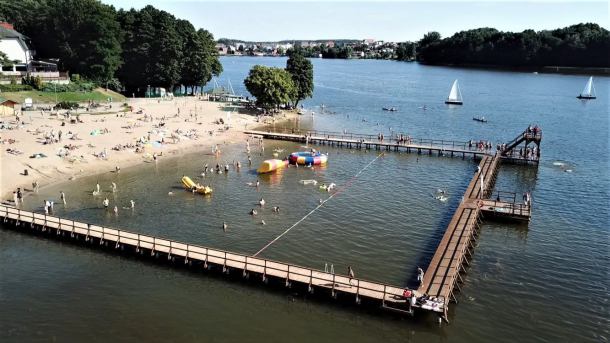 Radni Sępólna Krajeńskiego pytają, dlaczego tak szybko trzeba wymieniać deski na pomostach na plaży miejskiej