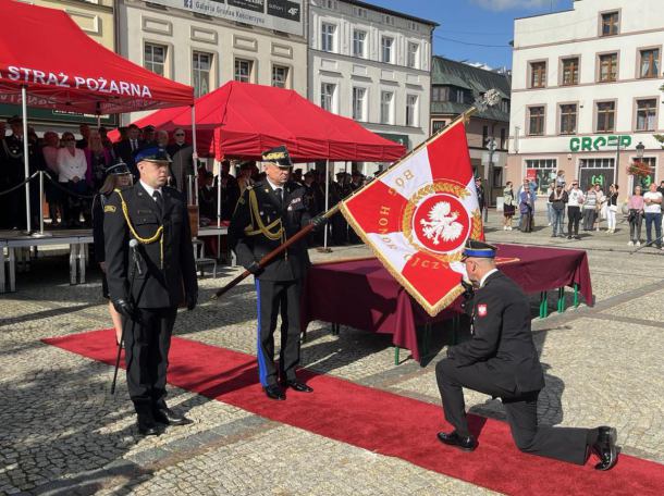 Wielkie święto strażaków w Kościerzynie. Tutejsze jednostki PSP i OSP otrzymały nowe wozy i sztandary (FOTO)