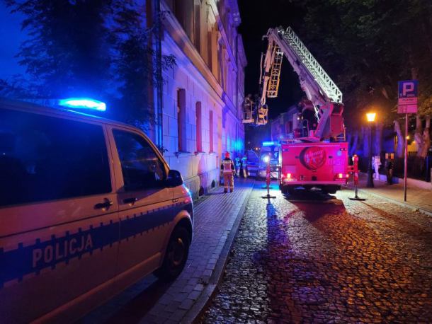 Matka zamknęła dwoje dzieci w domu na całą dobę. Chłopców z mieszkania uwolniły chojnickie służby