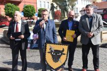&bdquo;W Polsce walczą dwa wrogie plemiona&rdquo;. Konferencja prasowa kandydatów Trzeciej Drogi na rynku w Chojnicach