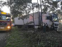Wypadek ciężarówki w Klawkowie koło Chojnic. Kierowca prawdopodobnie zasłabł za kierownicą