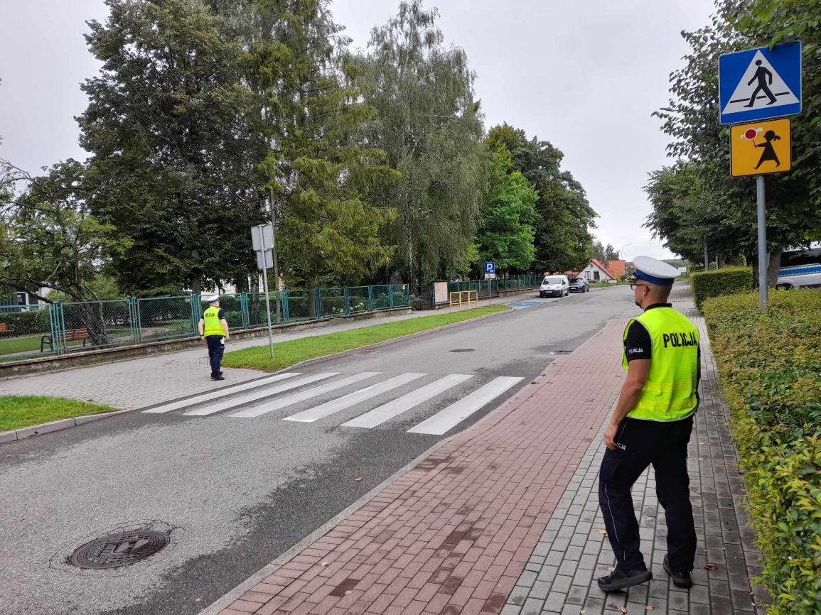 Policjanci w Kościerzynie sprawdzali wczoraj 1.09. oznakowanie na przejściach dla pieszych przy szkołach
