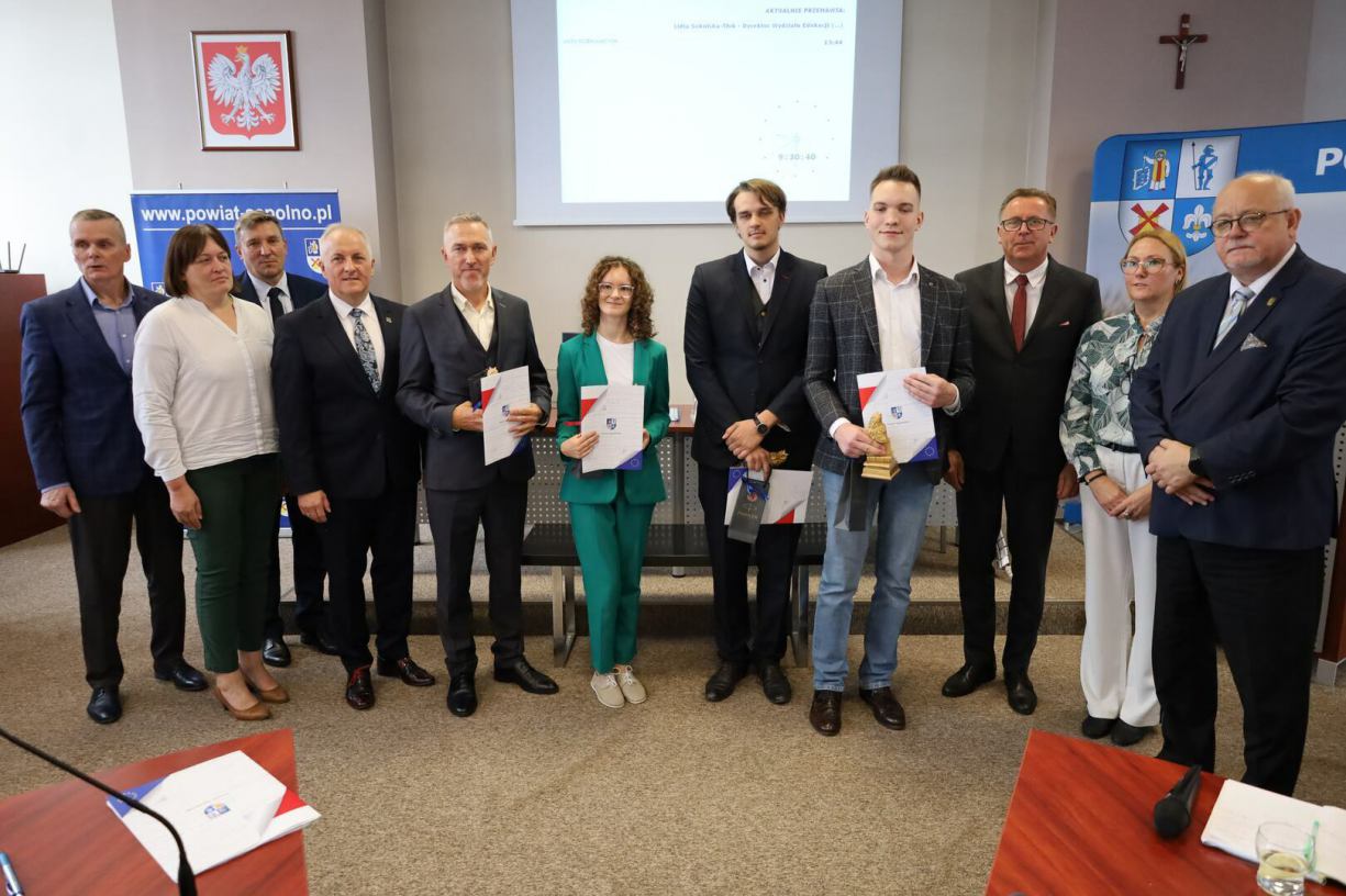 Władze powiatu sępoleńskiego gratulują wyników najlepszym maturzystom ze swoich szkół