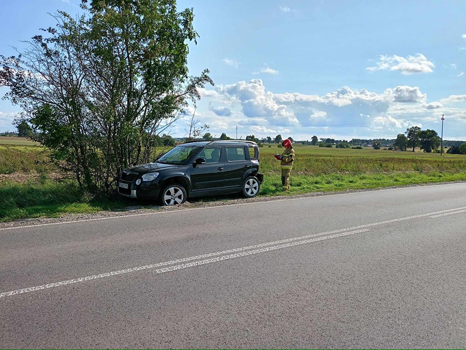 Zderzenie osobówki i busa na drodze wojewódzkiej 235 w gminie Chojnice. Jedna osoba trafiła do szpitala