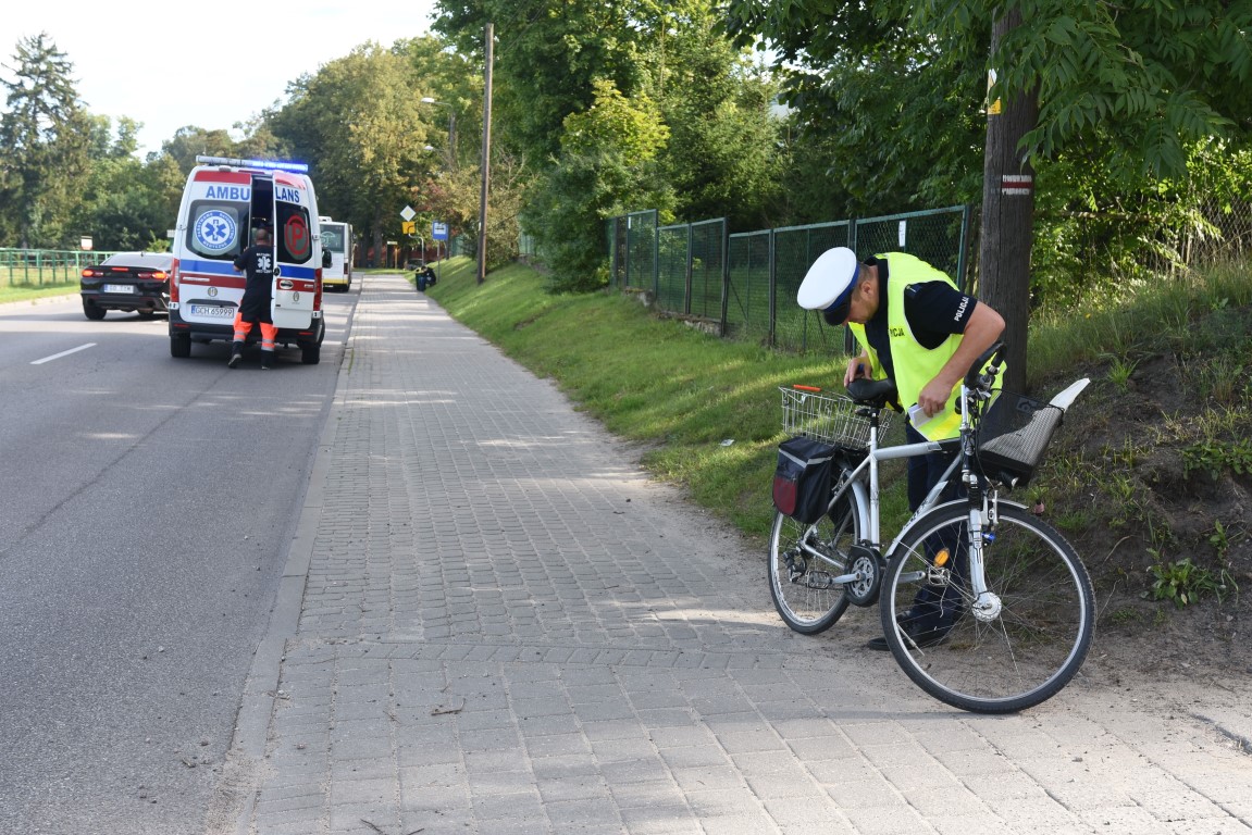 Potrącenie rowerzysty na ulicy Derdowskiego w Chojnicach. Kierowca auta odjechał z miejsca zdarzenia FOTO, AKTUALIZACJA