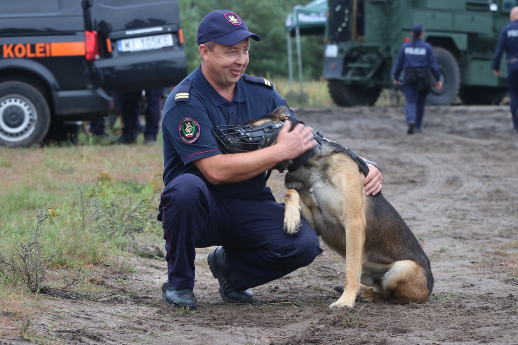 Przewodnicy psów służb mundurowych z całej Polski przez dwa dni ćwiczyli w Zakładzie Karnym w Czarnem REPORTAŻ