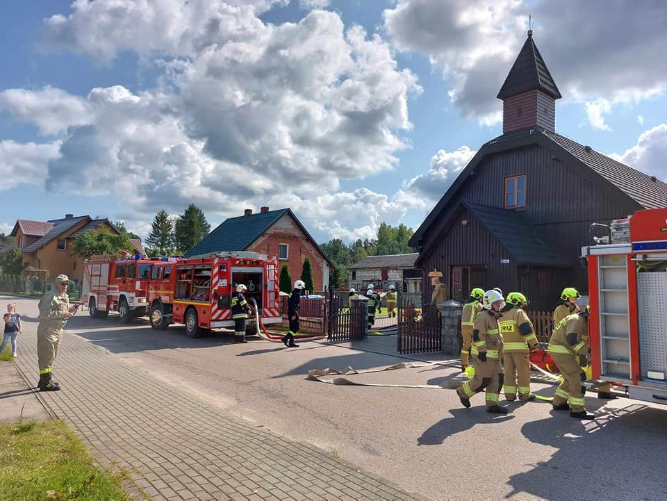 Symulowali pożar zabytkowego kościoła. Ćwiczenia strażackie w Olpuchu, w gminie Stara Kiszewa FOTO, WIDEO