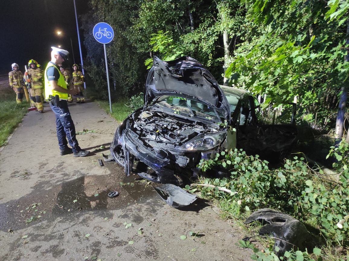 Samochód wypadł z drogi w Charzykowach w gminie Chojnice. W środku pięć młodych osób FOTO
