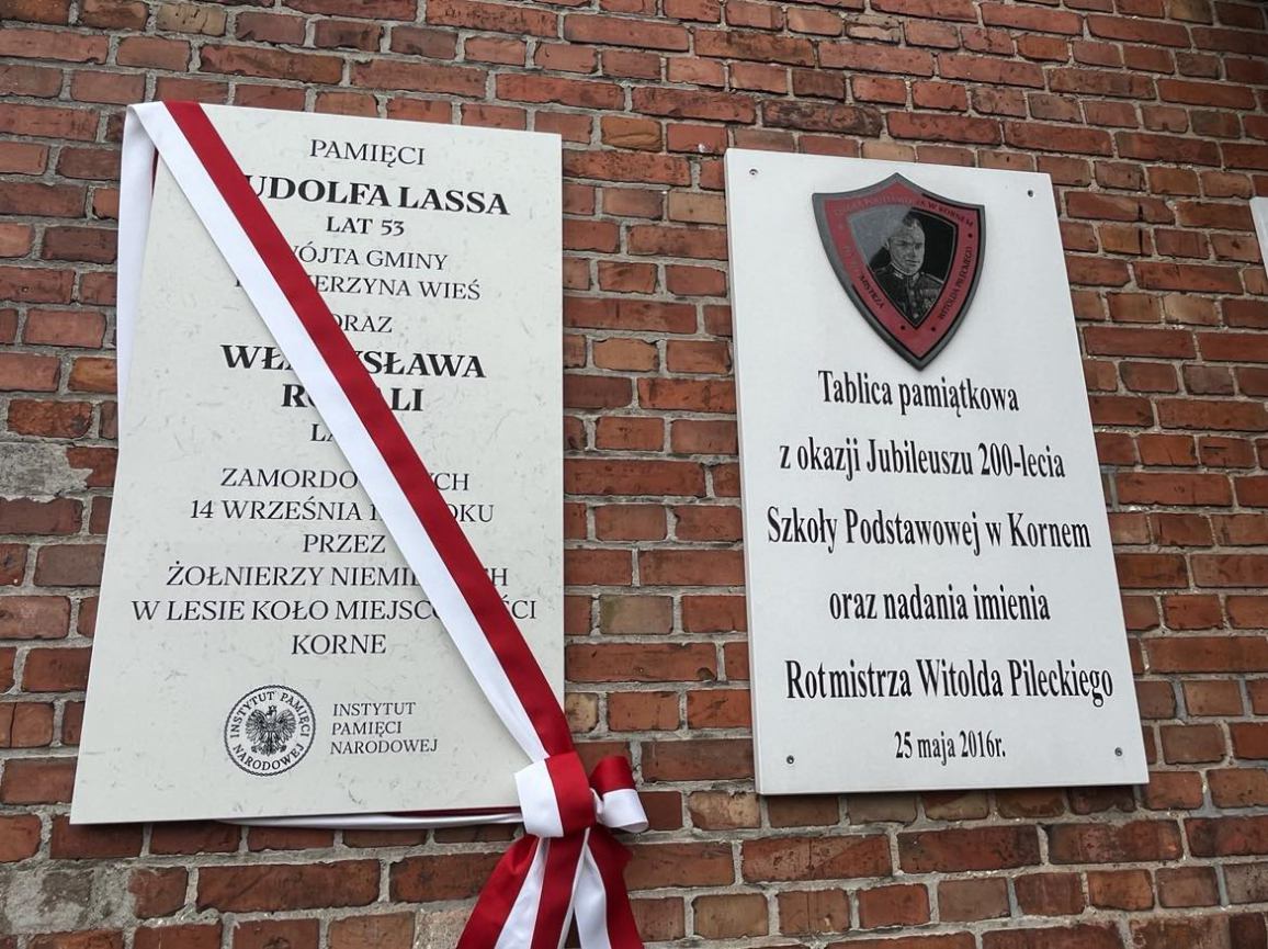 Tablice pamięci Ofiar Niemieckiej Zbrodni Pomorskiej odsłonięto w Kornem w gminie Kościerzyna FOTO