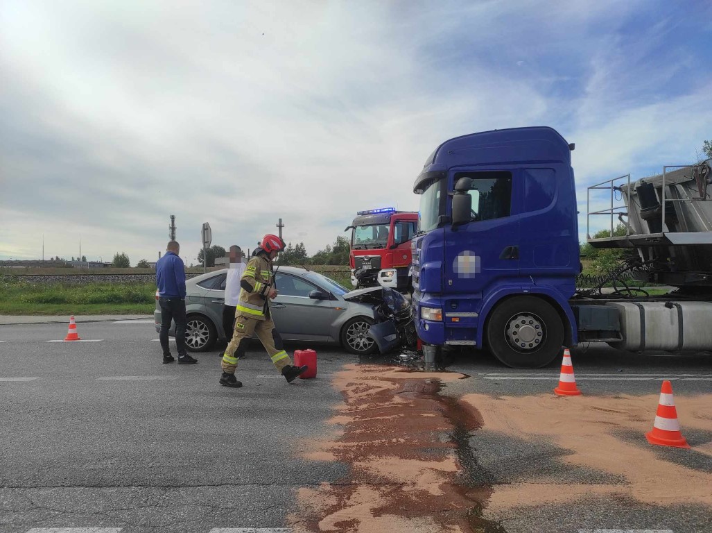 Zderzenie samochodu osobowego i auta ciężarowego w Chojnicach. Obyło się bez rannych FOTO