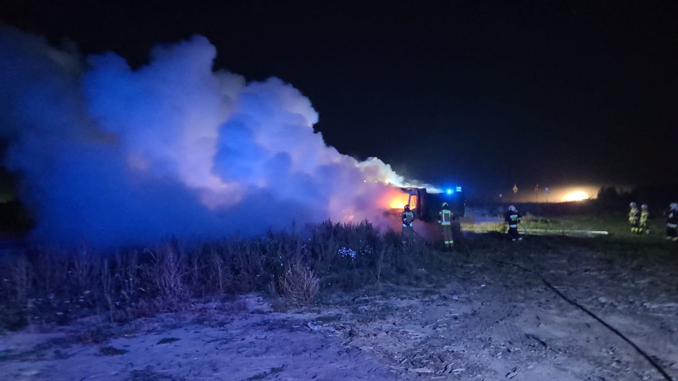 Nocny pożar ciężarówki w Jeziorkach w gminie Chojnice. Spłonęła cała kabina wywrotki