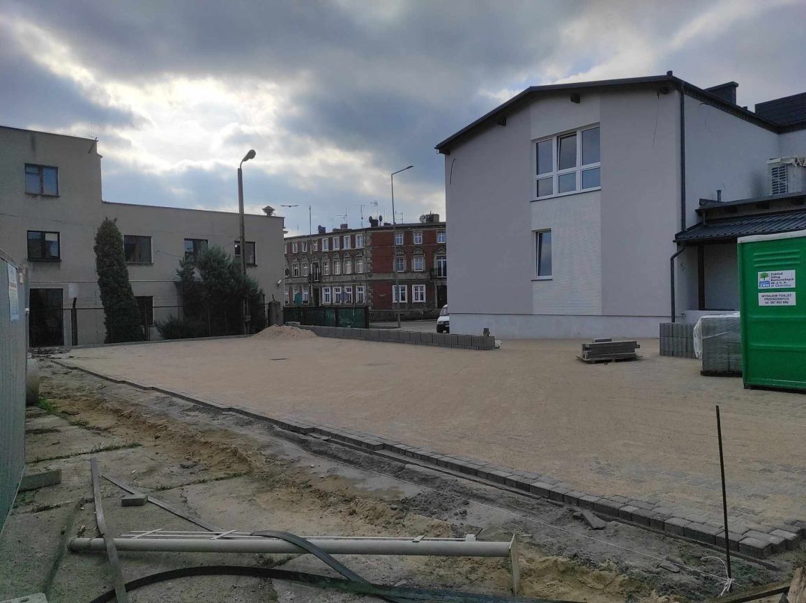 Problem braku miejsc parkingowych przy remontowanym Domu Kultury w Czersku częściowo rozwiązany