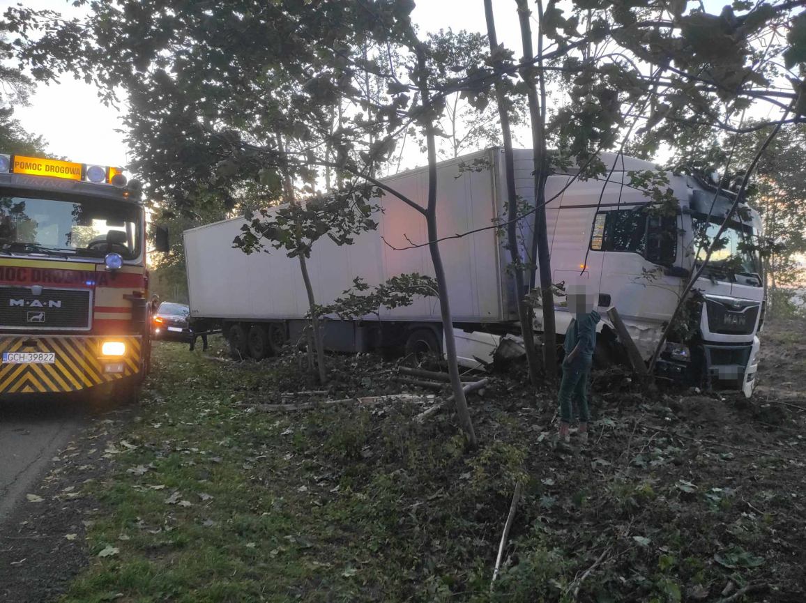Wypadek ciężarówki w Klawkowie koło Chojnic. Kierowca prawdopodobnie zasłabł za kierownicą
