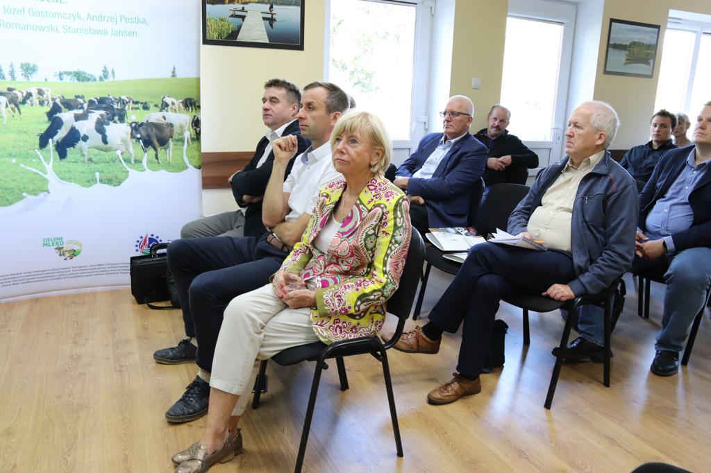 Krowy na łąkach pełnych trawy i ziół i zielone, czyli zdrowe mleko - w Charzykowach podsumowano projekt 