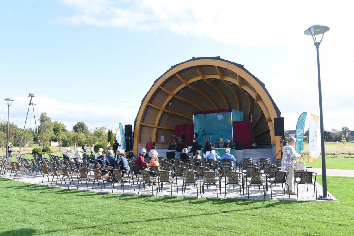 Otwarcie muszli koncertowej i boisk plażowych w parku Borowiackim w CzerskuFOTO