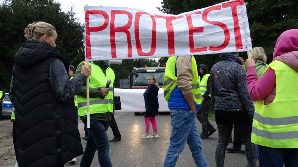 Mieszkańcy Jerzmionek, w gminie Kamień Krajeński, zorganizowali protest w sprawie budowy drogi (FOTO)