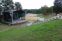 Dlaczego amfiteatr przy plaży w Człuchowie nie zostanie rozbudowany? Słuchacze pytają, burmistrz odpowiada