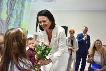 Nowy żłobek w Chojnicach oficjalnie otwarty. W wydarzeniu wzięli udział zaproszeni goście, w tym wojewoda pomorski