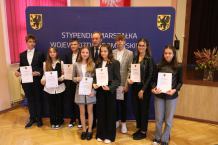 Uczniowie z pow. bytowskiego i człuchowskiego odebrali stypendia marszałka województwa pomorskiego (FOTO)