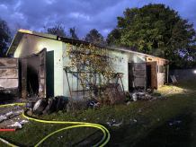Spłonął garaż z samochodem w środku. 300 tys. zł strat po pożarze w Czarnoszycach, w gminie Człuchów (FOTO)