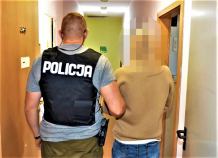 Brutalnie pobili 28-latka, okradli go i poważnie rannego pozostawili przy drodze