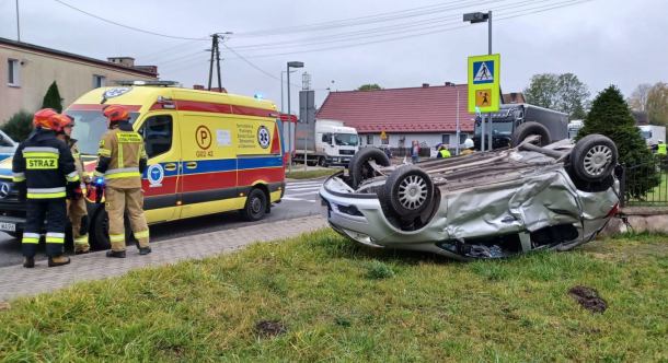 Zderzenie ciężarówki z osobówką na skrzyżowaniu w Barkowie, w gminie Człuchów. Na szczęście bez poszkodowanych (FOTO)