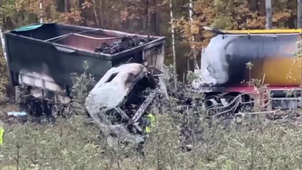 Ciężarówki płonęły po czołowym zderzeniu na Mazowszu. "Śmierć na miejscu poniosły dwie osoby"